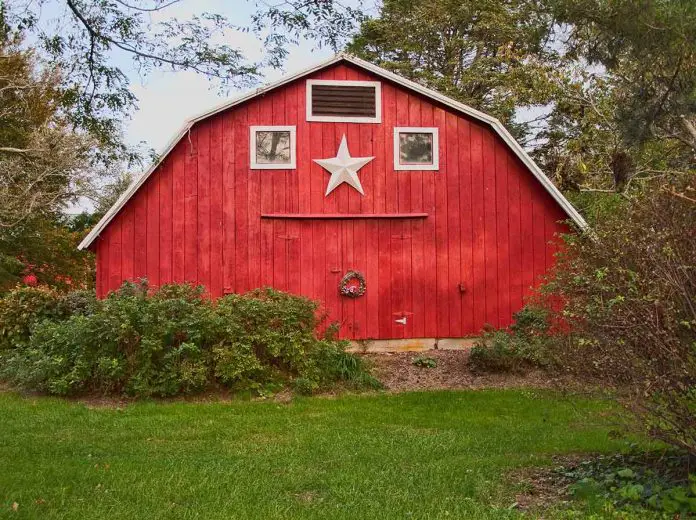 What Is the Difference Between a Pole Barn and a Barndominium